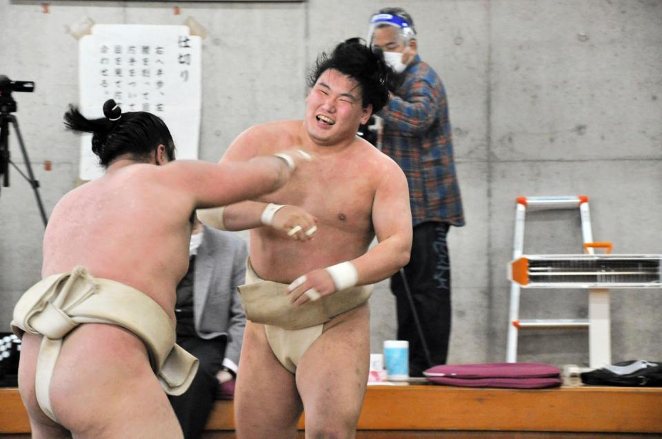 　霧馬山に敗れて苦笑いの豊昇龍