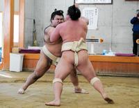 霧馬山を攻める高安（奥）＝代表撮影