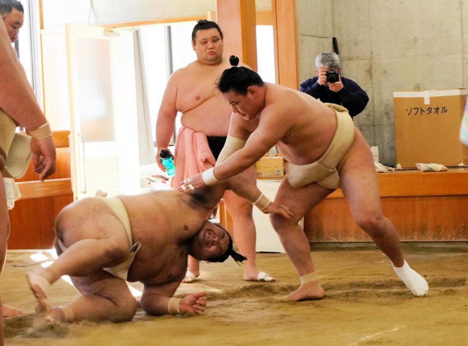 豊昇龍（右）に投げられる高安（代表撮影）