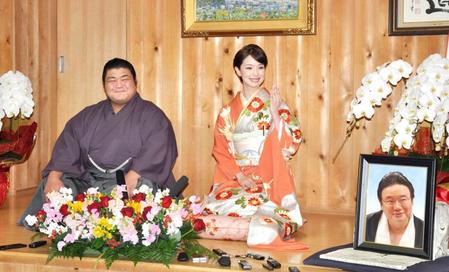 　婚約会見する志摩ノ海と福薗清香さん。遺影は福薗さんの父で先代井筒親方