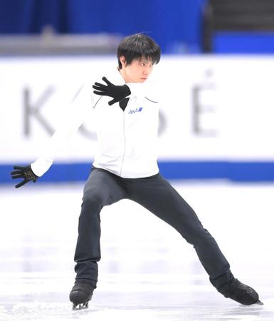 　氷の感触を確かめる羽生結弦（撮影・堀内翔）