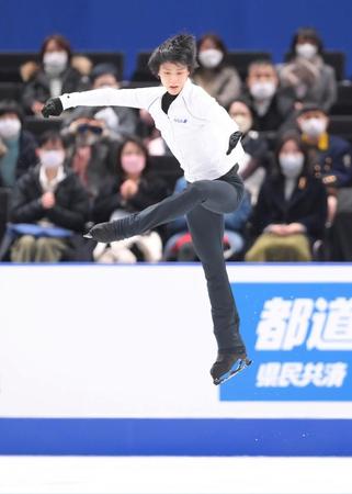 　ジャンプの着氷の感触を確かめる羽生結弦（撮影・堀内翔）