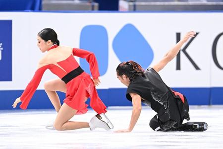 　リズムダンス転倒して起き上がる村元哉中、高橋大輔組（撮影・堀内翔）