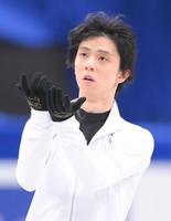 　氷の感触を確かめる羽生結弦（撮影・堀内翔）