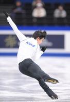 　氷の感触を確かめる羽生結弦（撮影・堀内翔）