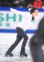 　氷の感触を確かめる羽生結弦（撮影・堀内翔）