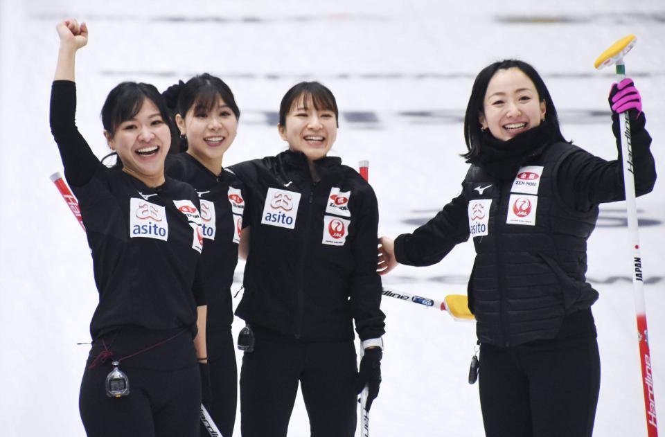 　カーリングの北京五輪出場権を獲得したロコ・ソラーレ。左から吉田知那美、吉田夕梨花、鈴木夕湖、藤沢五月（提供・共同通信社）