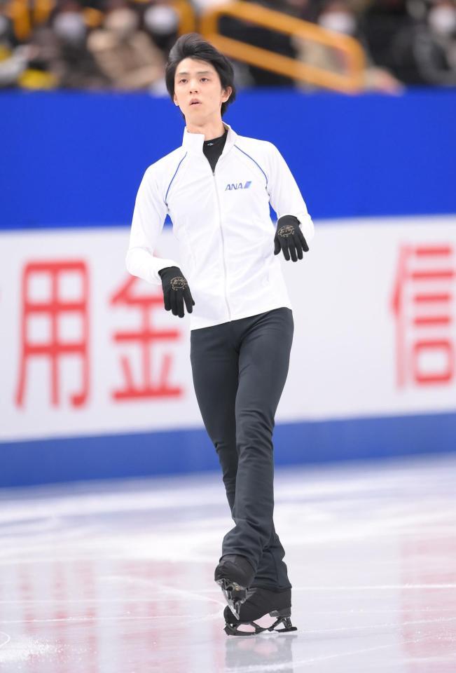 　氷の感触を確かめる羽生結弦（撮影・堀内翔）