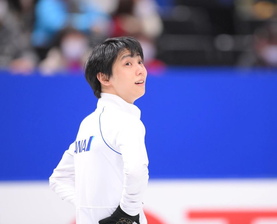 　練習中に上を見上げる羽生結弦（撮影・堀内翔）