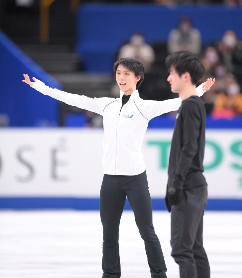 　練習を終えて、あいさつをする羽生結弦（撮影・堀内翔）