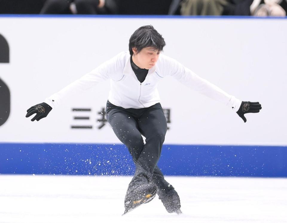 　練習でジャンプの着氷を決める羽生結弦（撮影・堀内翔）