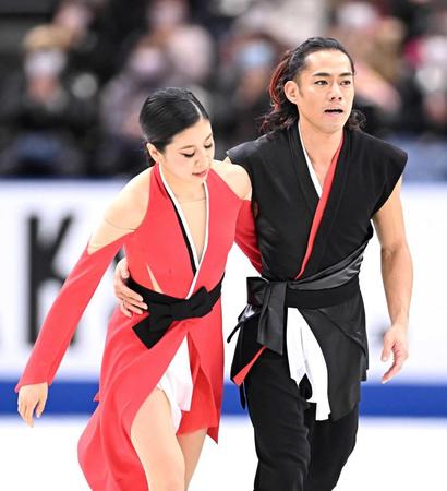 　リズムダンスを終えて肩を落とす村元哉中、高橋大輔組（撮影・堀内翔）