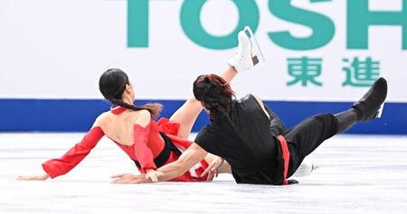 　リズムダンスで転倒する村元、高橋組