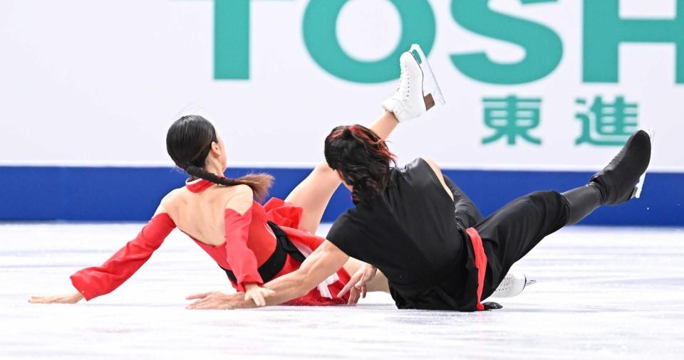 　リズムダンスで転倒する村元、高橋組