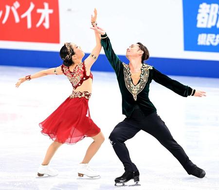 　公式練習で息の合った演技を見せる村元（左）、高橋組（撮影・堀内翔）