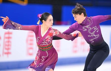 　フリーに向けて調整する小松原美里、小松原尊組（撮影・堀内翔）