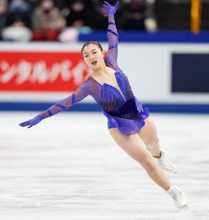　フィギュアスケートの全日本選手権女子フリーで演技する坂本花織。３年ぶり２度目の優勝を果たし、北京冬季五輪代表に決まった＝２５日、さいたま市のさいたまスーパーアリーナ