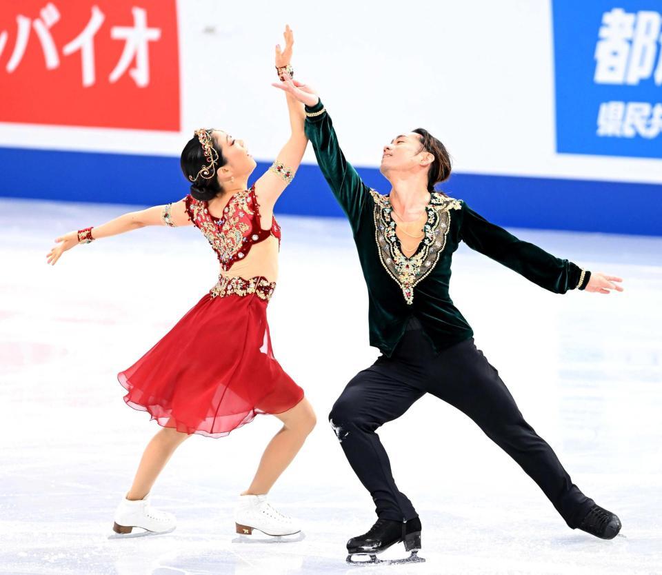 　公式練習で息の合った演技を見せる村元（左）、高橋組（撮影・堀内翔）