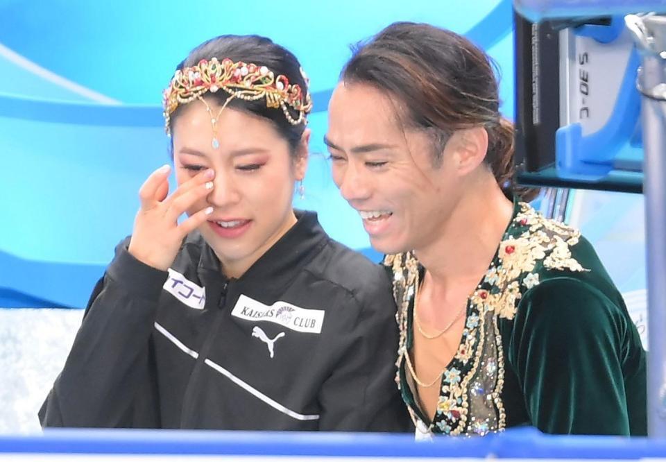 フリーを終えて涙を流す村元哉中。右は高橋大輔＝さいたまスーパーアリーナ（撮影・堀内翔）