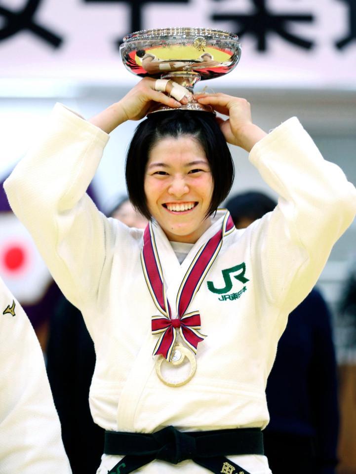 柔道の全日本女子選手権で初優勝し、笑顔の田中志歩＝講道館（代表撮影）