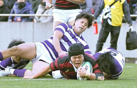 前半３７分、トライを決める早大・小林賢太（中央）（撮影・伊藤笙子）