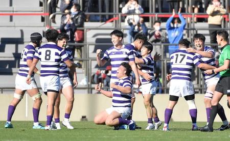 ノーサイドとなり、喜びを爆発させる大賀宗志（中央下）ら明大フィフティーン（撮影・伊藤笙子）