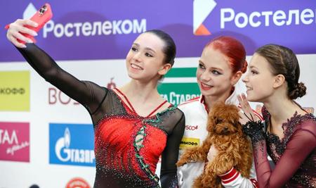 フィギュアスケートのロシア選手権女子フリー終了後、写真を撮る（左から）初優勝のカミラ・ワリエワ、２位のアレクサンドラ・トルソワ、３位のアンナ・シェルバコワ＝25日、サンクトペテルブルク（タス＝共同）