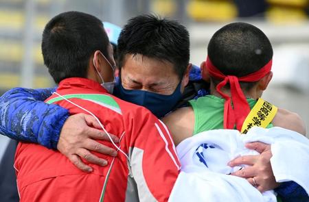 選手を抱きしめる世羅・新宅昭二監督（中央）＝撮影・山口登