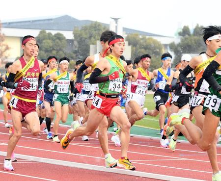 スタートする世羅・森下翔太（中央）＝たけびしスタジアム京都（撮影・山口登）