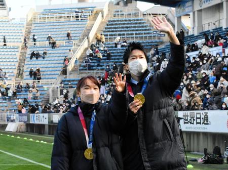 地元磐田市で東京五輪金メダルの凱旋報告会を行った伊藤美誠（左）と水谷隼