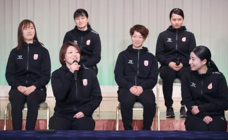　アイスホッケー女子の北京冬季五輪代表に選ばれ、記者会見に出席した（前列左から）久保英恵、藤本那菜と志賀紅音（後列右）ら＝２６日、北海道苫小牧市