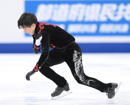 　フリー演技　転倒して肩を押さえる佐藤駿（撮影・堀内翔）