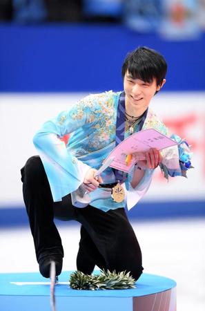 表彰式で笑顔を見せる羽生結弦（撮影・堀内翔）