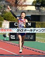 １位でゴールする仙台育英・須郷柚菜＝たけびしスタジアム京都（撮影・山口登）