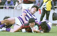 前半３７分、トライを決める早大・小林賢太（中央）（撮影・伊藤笙子）
