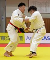 　準々決勝で垣田恭兵（右）に敗れた影浦心＝講道館（代表撮影）