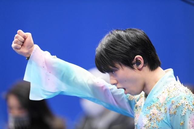 羽生結弦の４回転半挑戦 ６分間練習から観衆も熱視線 手をつき両足着氷 スポーツ デイリースポーツ Online