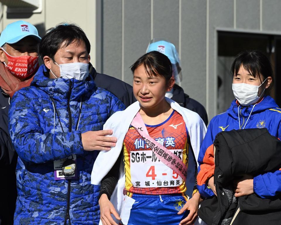 仙台育英・釜石慶太監督（左）は、仙台育英・須郷柚菜（中央）にタオルを掛ける＝たけびしスタジアム京都（撮影・山口登）