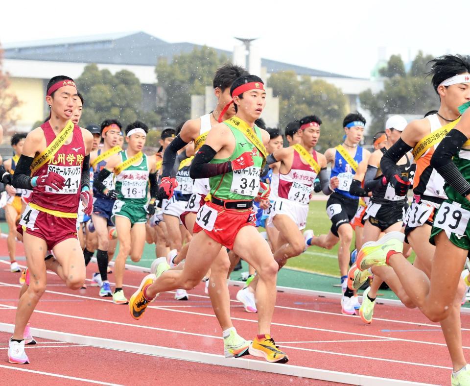スタートする世羅・森下翔太（中央）＝たけびしスタジアム京都（撮影・山口登）