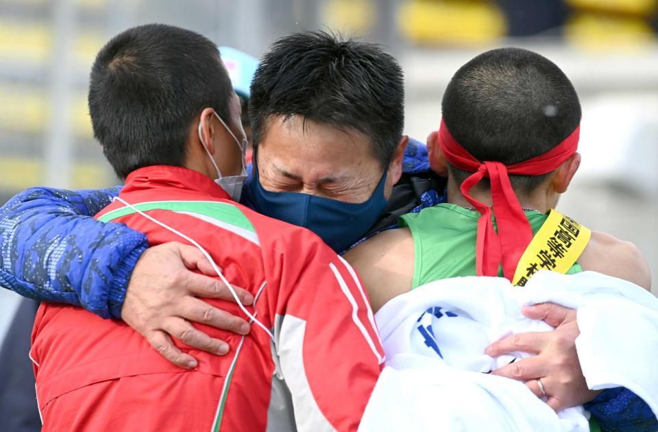 　選手を抱きしめ喜ぶ世羅・新宅監督（中央）