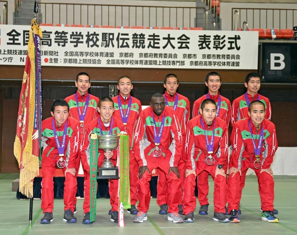 　１１度目の優勝を果たし笑顔を見せる世羅の選手たち（撮影・山口登）