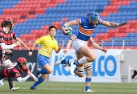 前半、タックルをかわし突進する札幌山の手・ステファン・ヴァハフォラウ、そのままトライを決める（撮影・飯室逸平）