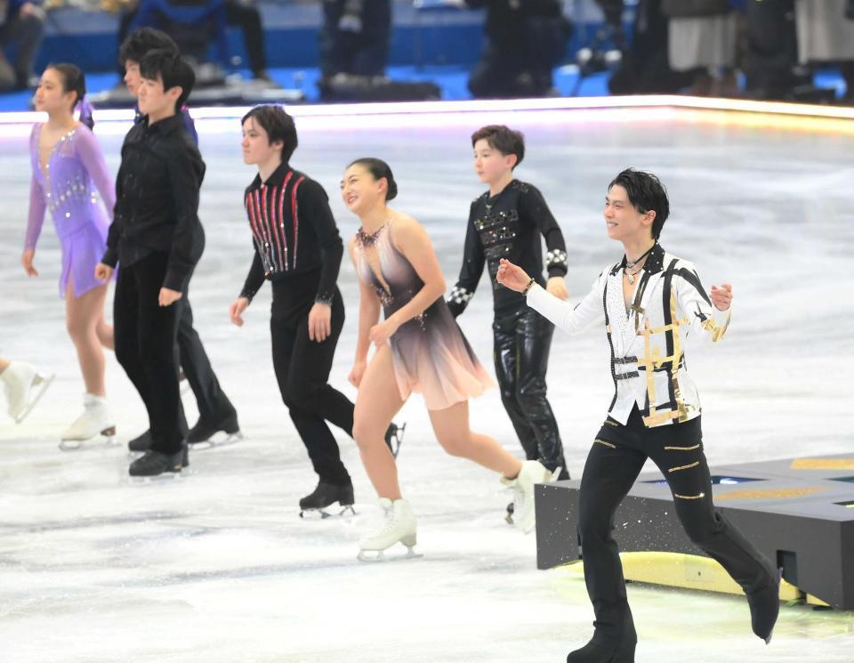 　メダリスト・オン・アイスを終えた羽生結弦（右端）ら選手たち（撮影・堀内翔）
