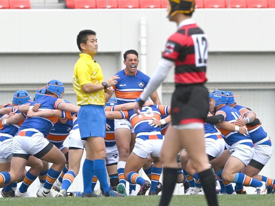 試合前の円陣の中心で気合いの雄叫びをあげる札幌山の手・ステファン・ヴァハフォラウ（撮影・飯室逸平）