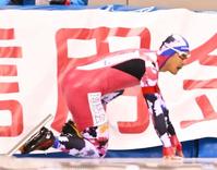 　男子５００メートルで転倒する加藤条治（撮影・堀内翔）