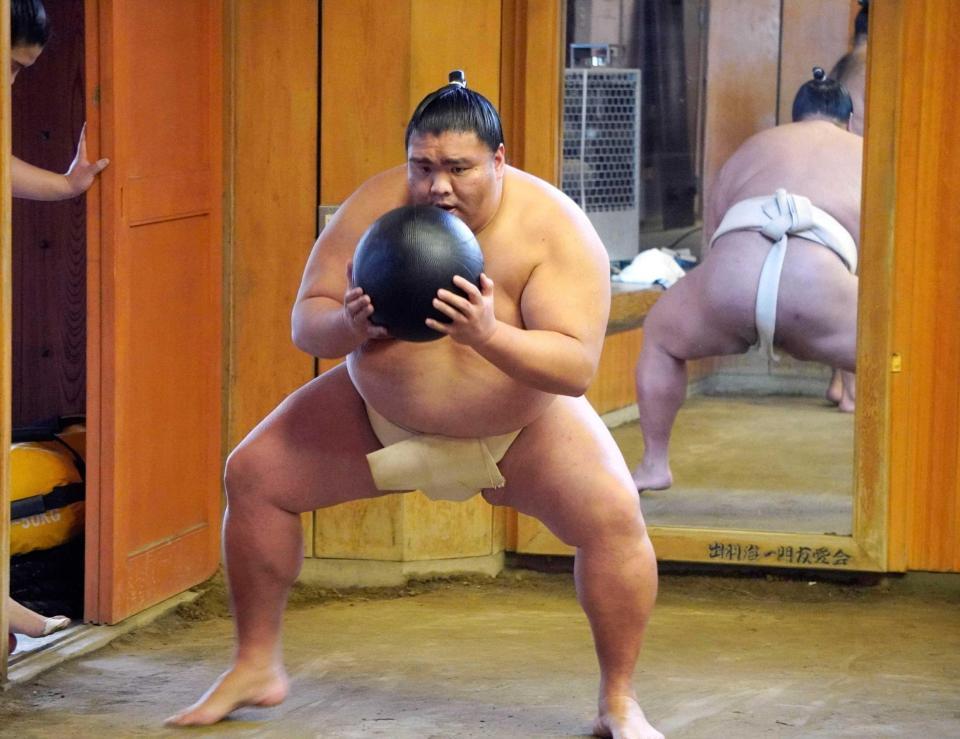 　稽古で重りを持ちながらすり足をする御嶽海