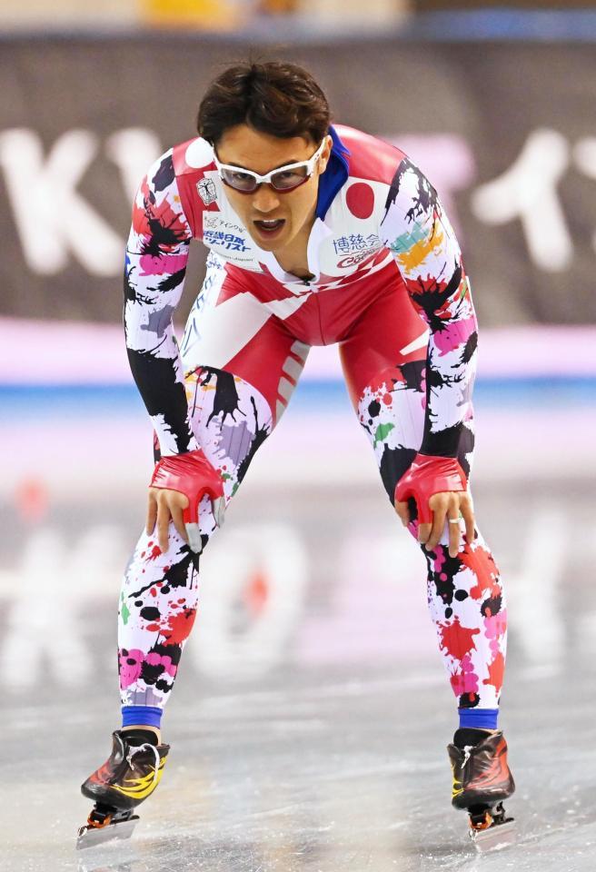 　男子５００メートルを終えて肩を落とす加藤条治（撮影・堀内翔）