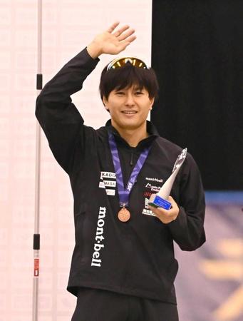 　観客に手を振る３位の村上右磨