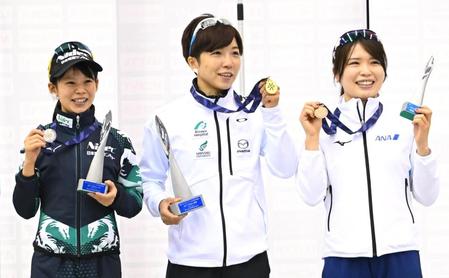 女子１０００メートル優勝した小平奈緒。左は２位の高木菜那、右は３位の佐藤綾乃（撮影・堀内翔）
