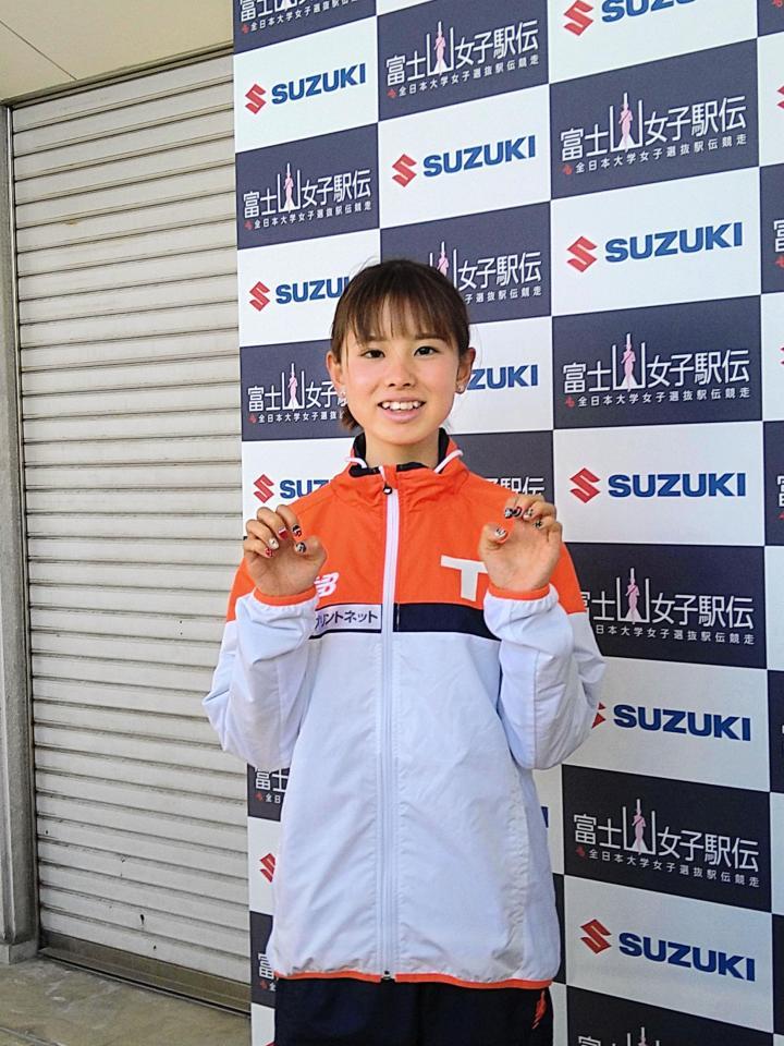 ディズニーをモチーフにしたネイルを見せる不破聖衣来＝富士総合運動公園陸上競技場 